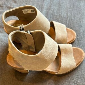 Toms Tan Sandals with Chunky Heel and Ankle Strap